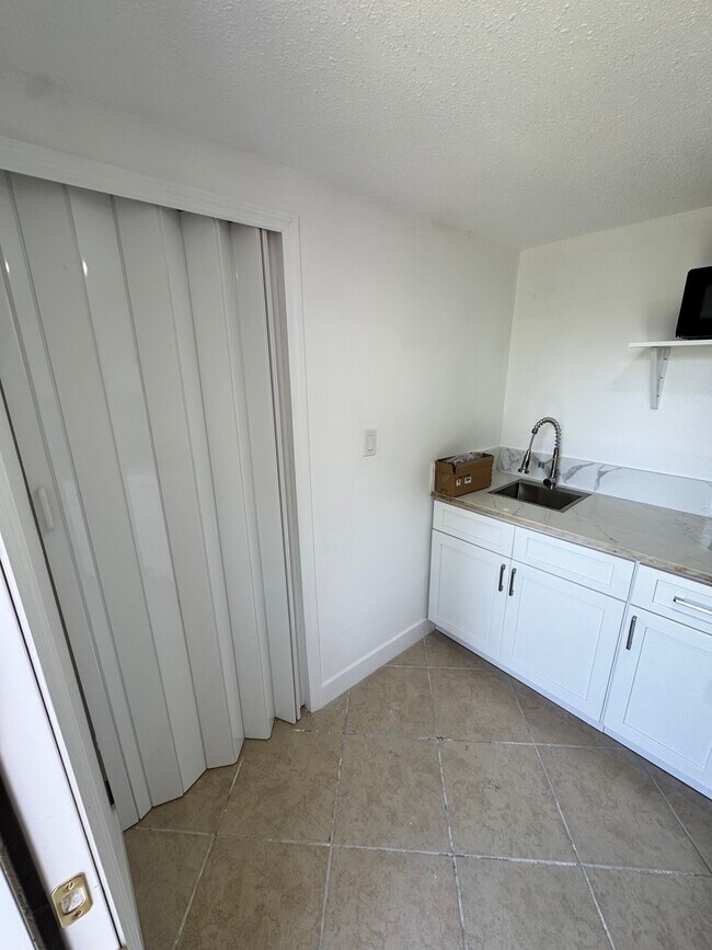 Photo - 1721 Manor Dr Unit Studio