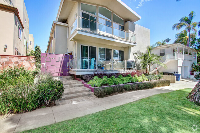 Building Photo - 1047 11th St in Santa Monica.  Modern buil... Rental