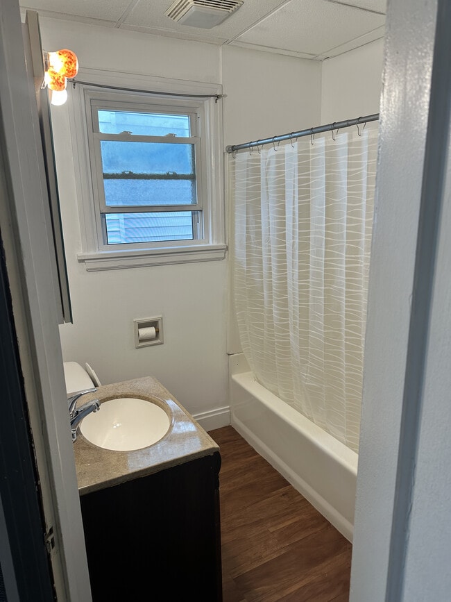 Building Photo - 1608 Main St Unit Lower Apartment