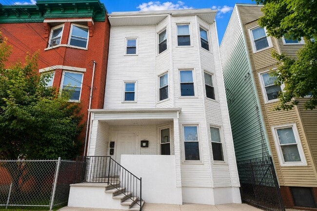 Building Photo - 52 3rd St Unit 3