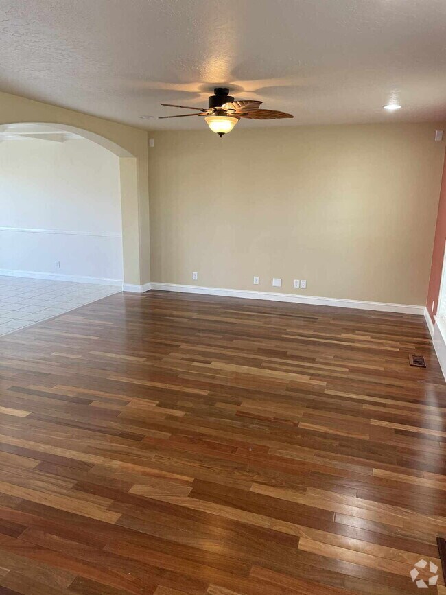 Building Photo - "Charming 3-Bedroom Retreat with 2.5 Baths... Rental