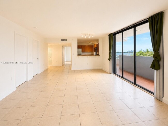 Photo - 555 NE 30th St Unidad 404