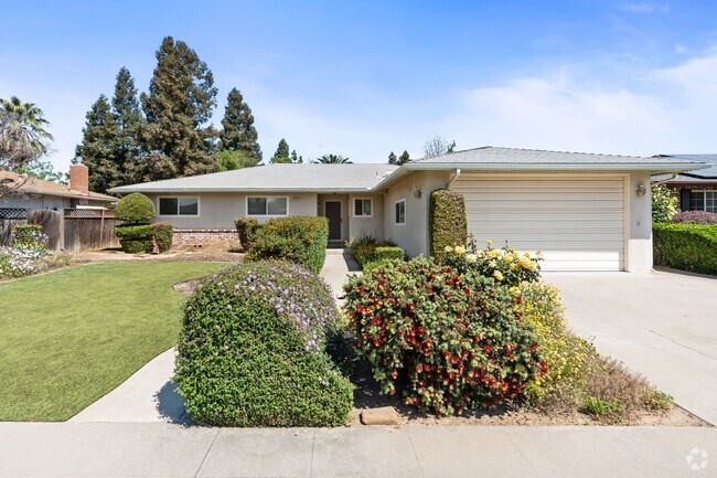 Building Photo - Lovely Hallmark Home in Clovis Unified Sch...