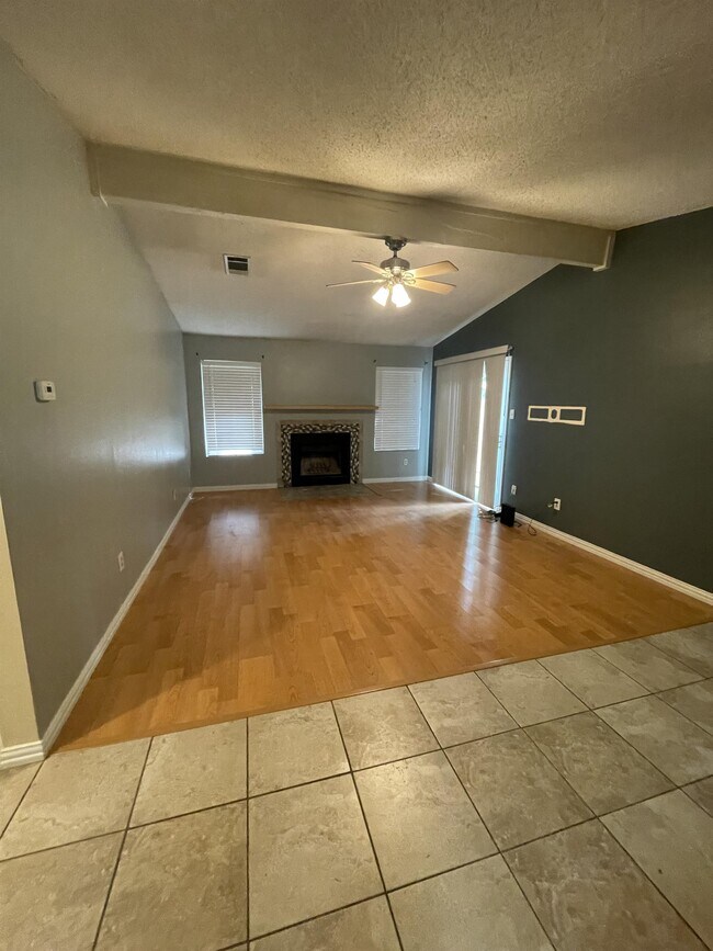 Building Photo - 512 Eberhart Ln Rental