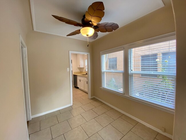 5225 De Longpre Ave