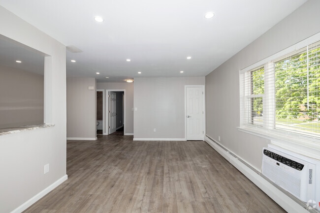 1BR, 1BA - 749SF - Living Room