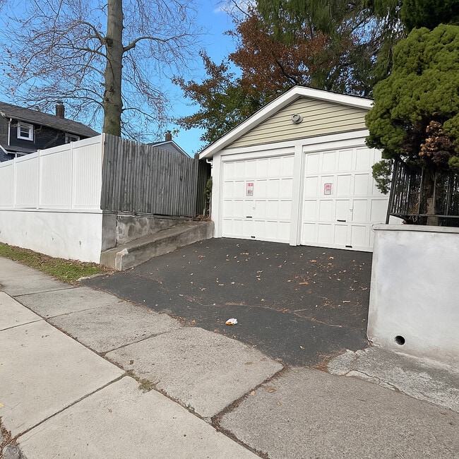 OFF-STREET PARKING - 33 Jefferson Ave Unit 1FL