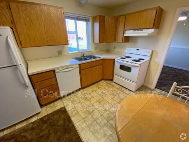 Building Photo - 509 E Curtis St Unit Apt. 104