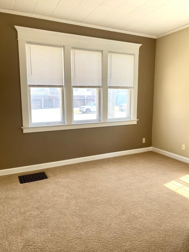 Photo - 305 8th Ave S