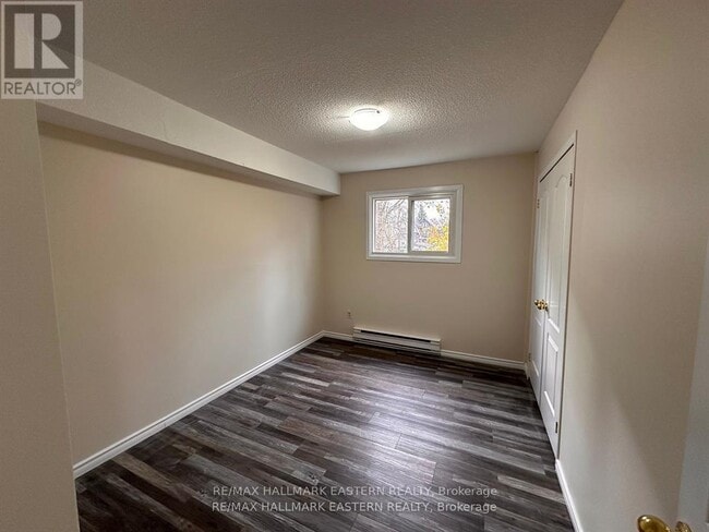 Photo - 106 Lansdowne St W