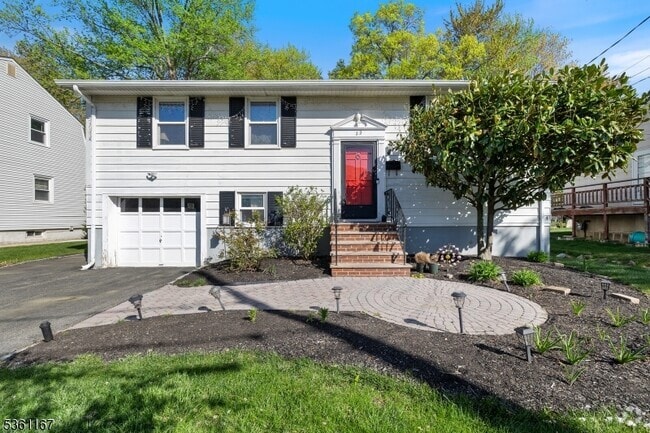 Building Photo - 22 Beachwood Rd Rental