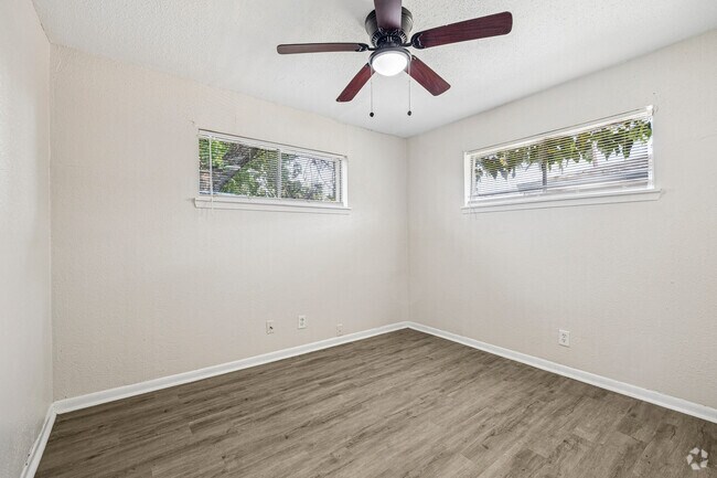 3BR, 1BA - 926SF - Bedroom