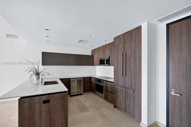 Photo - 88 SW 7th St Unidad 3003