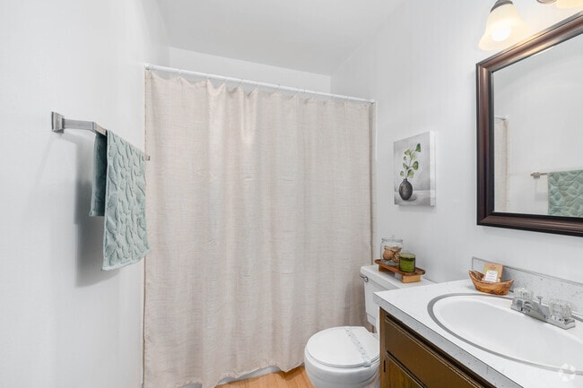 2BR, 2BA - 850SF - Bathroom