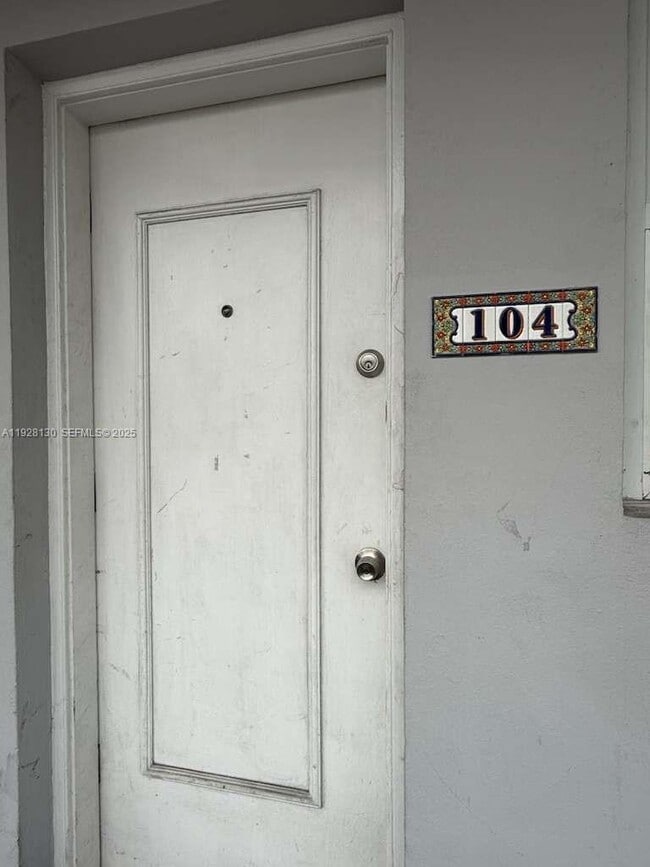 Building Photo - 2225 NE 123rd St Unit 104