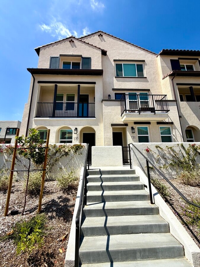 Brand-New Luxury Townhome for Lease in Claremont - Brand-New Luxury Townhome for Lease in Claremont