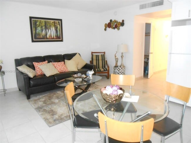 Photo - 5401 Collins Ave Unidad 932