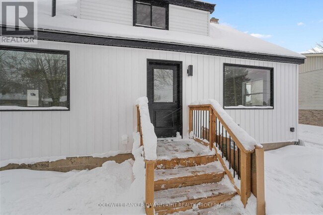 Photo - 145 Victoria St W