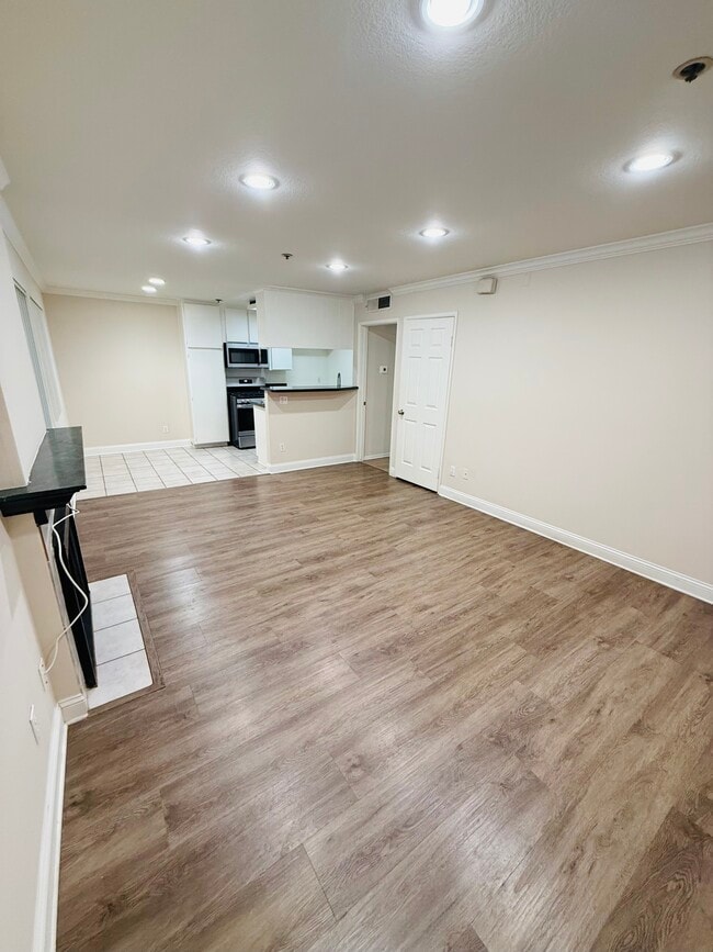 Photo - 15040 Moorpark St