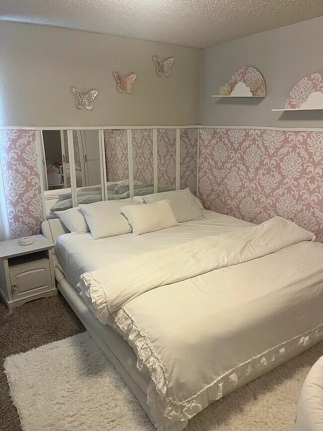 Room in House on Hunters Creek Dr