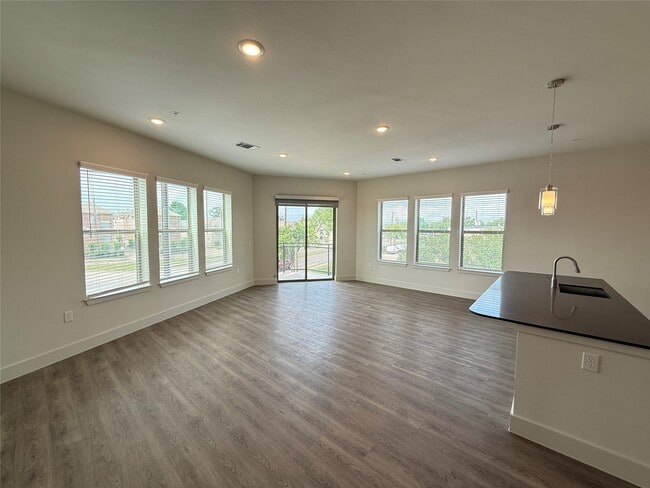 Building Photo - 641 W Crosstimbers St Unit 211