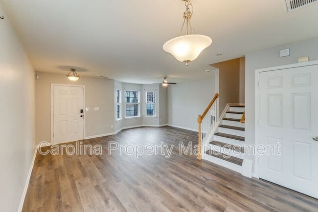 Photo - 3410 Broadwick St