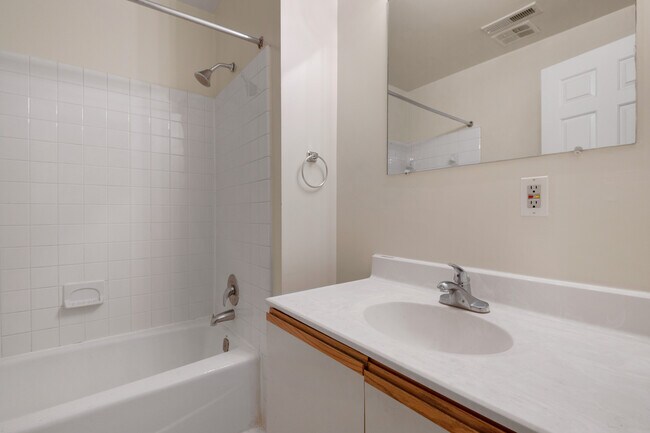 Photo - 1 Bed / 1 Bath apartment available immedia... Unit #C
