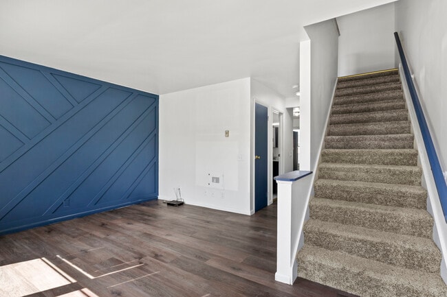 2BR/2BA Living Room - The Meadows Student Housing: Newly Renovated
