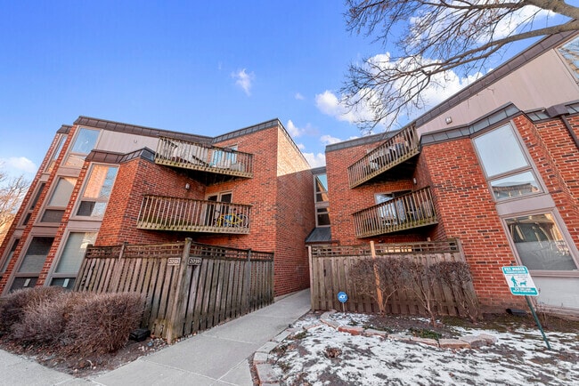 Building Photo - 2036 N Larrabee St Unit 8103 Rental