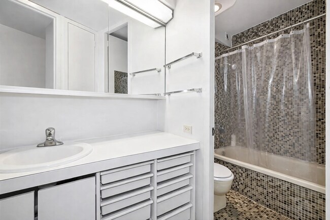 Photo - 300 N State St Unidad #  02504