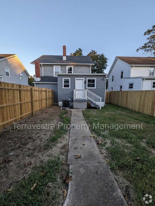 Building Photo - 2 Bedroom with fenced in yard! Rental