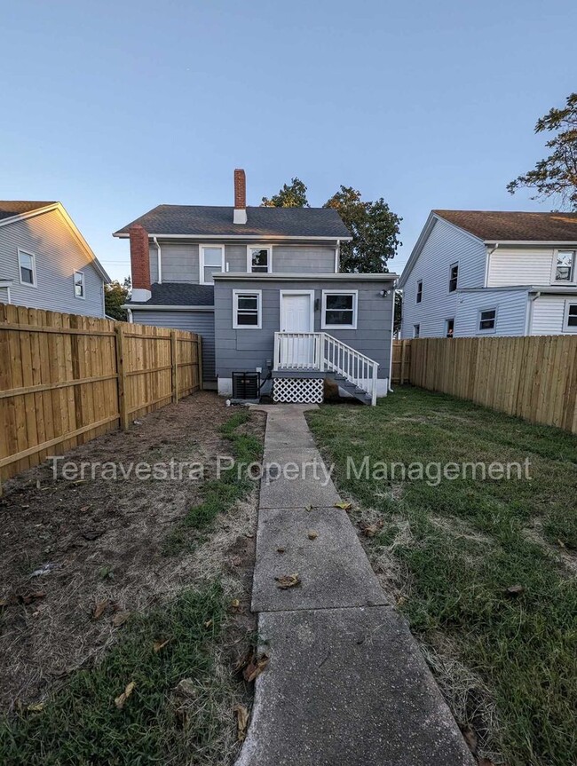 2 Bedroom with fenced in yard! - 2 Bedroom with fenced in yard! House