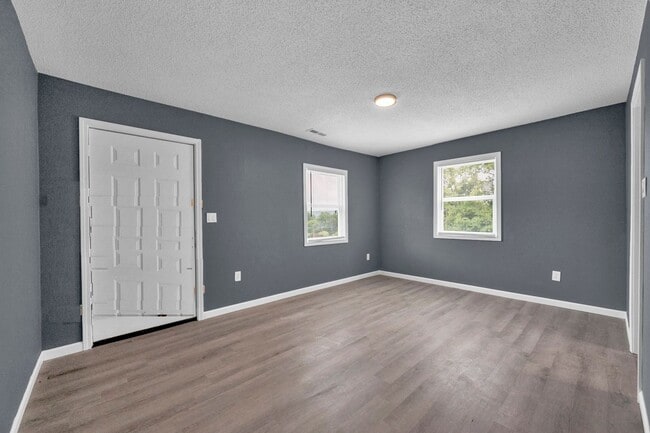 Photo - 2 Bed 1 Bath Completely renovated apt - appliances/water provided $900