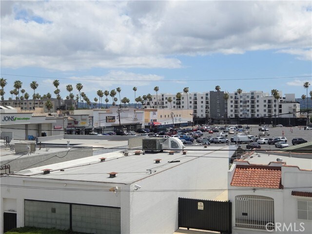 Building Photo - 14537 Archwood St Unit 301