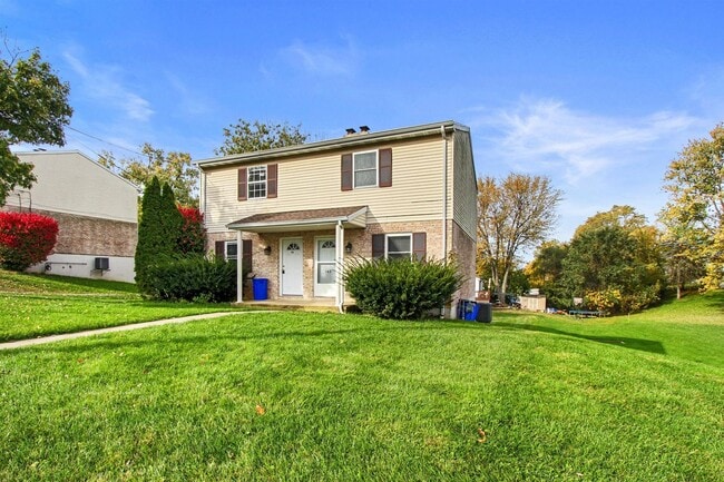 Building Photo - Bright 2BR Townhome in Dallastown School District!