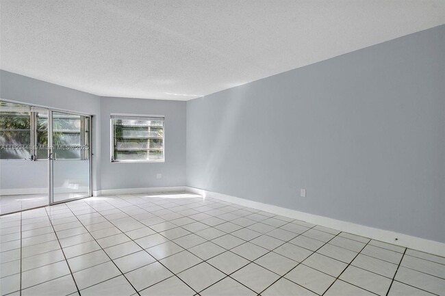 Photo - 1635 NE Miami Gardens Dr Unidad 136