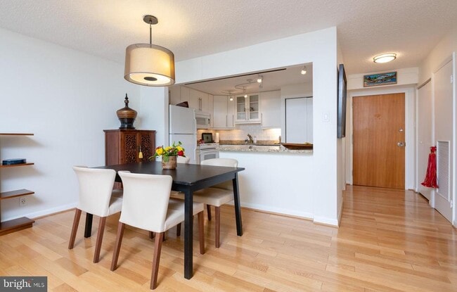 Building Photo - 1140 23rd St NW Unit 205