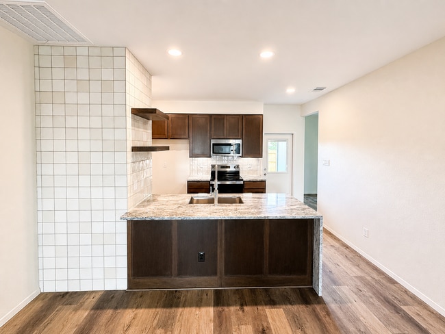 Photo - 1615 Crooked River