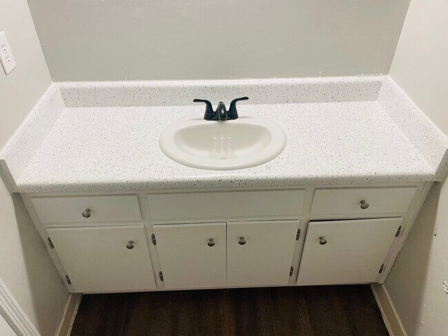 Photo - Spacious Duplex just north of I10 and Monroe