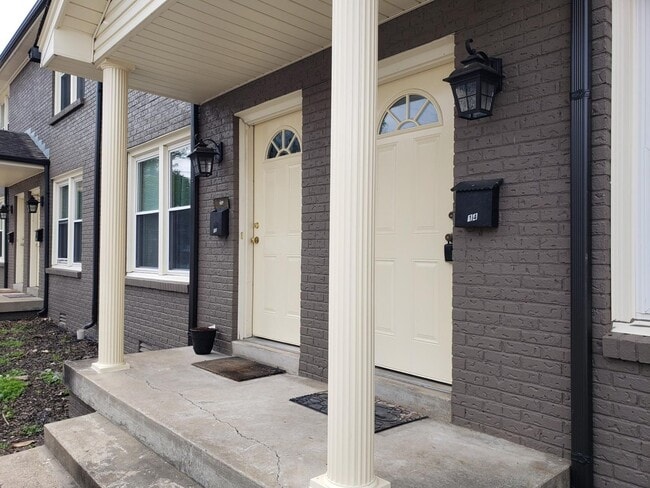 Building Photo - Walk to APSU!! 2 Bed/1.5 Bath! No carpet o... Rental