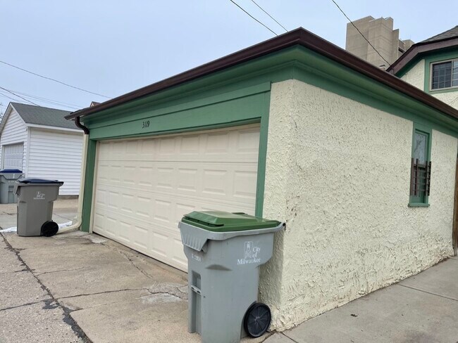 Garage Space (2 Car) - 3119 N Cramer St