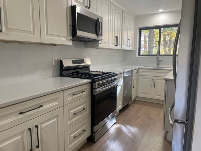 Photo - 64 Dunvegan Wds Dr