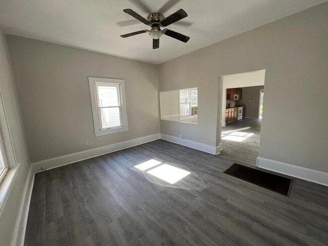 Building Photo - 1131 13th St SE Rental
