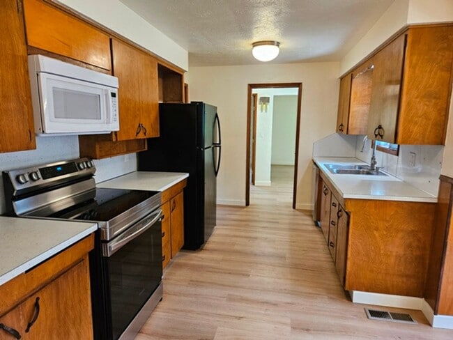 Photo - 3Bd/2Ba Single Story House - For Viewing!