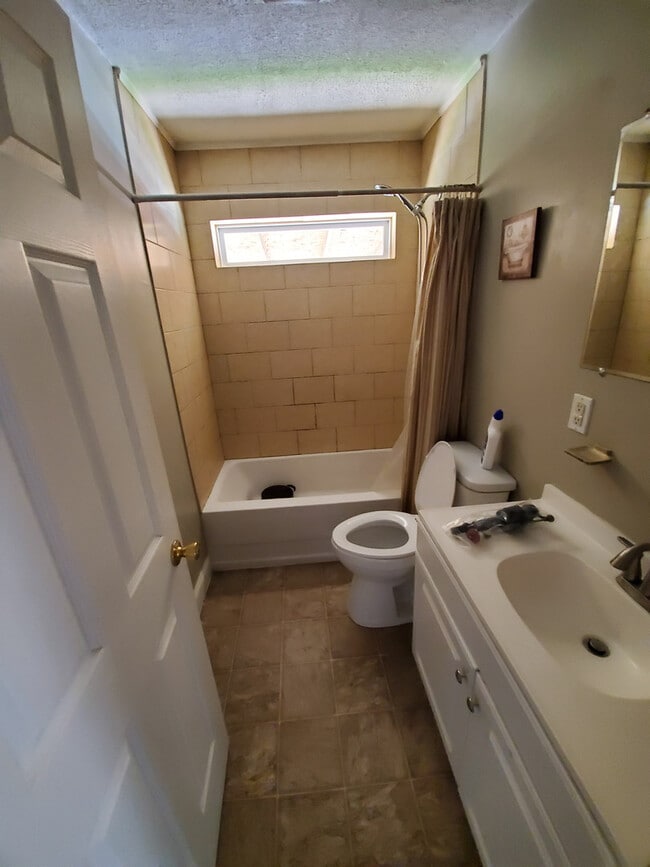 Photo - 3 bdrm 1 ba House for Rent Leeward Ave. Rent:$750