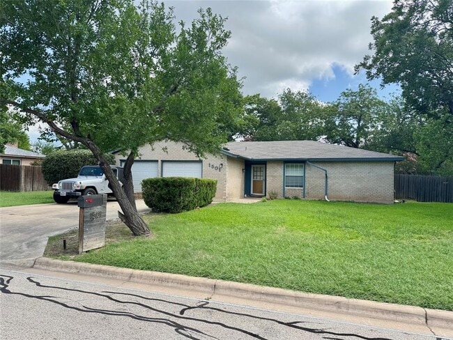 Photo - 1501 Greenfield Dr House