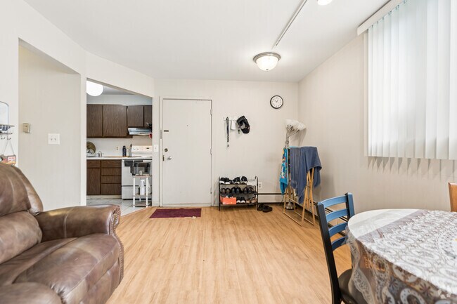 1BR, 1BA - 500SF - Living/Dining Room