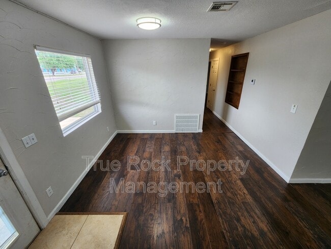 Photo - 101 N Division St