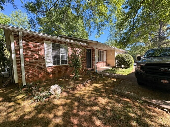 Building Photo - Charming 3 bed/2 bath Eastside Ranch w/ Potential early move in!