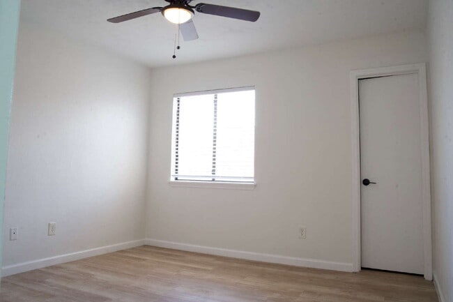 Photo - 2 Bedroom 2 1/2 bath in the Lakes Townhome Community! Complete Remodel! Unidad H-9